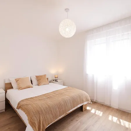 Diklo - Modern 2 Bedroom דירה