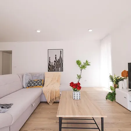 Diklo - Modern 2 Bedroom דירה *