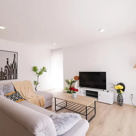 Diklo - Modern 2 Bedroom דירה