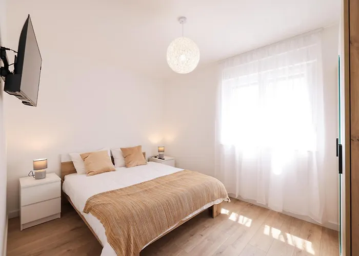 Diklo - Modern 2 Bedroom דירה